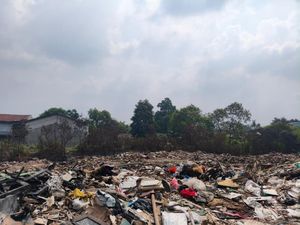 Sampah di TPS Liar Jaktim Lokasi Petugas Damkar Meninggal Mulai Diangkut