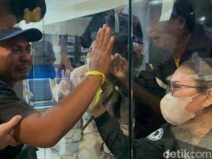 Tangis Haru Keluarga saat Korban Selamat KMP Mutiara Sentosa Dievakuasi