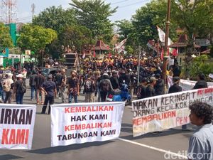 Nasabah PD BKK Klaten Demo Geruduk Pemkab-Blokade Jalan Pemuda