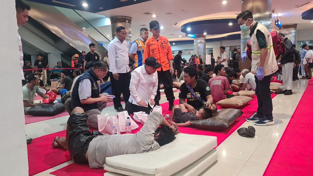 Menteri Perhubungan Dudy Purwagandhi  meninjau korban i korban KM Mutiara Sentosa II di Surabaya, Senin (3/8/2026). (Dok. Kementerian Perhubungan)