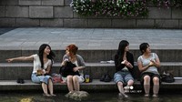 Seoul Panas Banget, Warlok dan Wisatawan Ngadem di Mal-Sungai