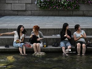 Korsel Catatkan Rekor Suhu Tertinggi, Warlok dan Wisatawan Ngadem di Mal-Sungai