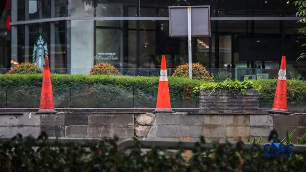 Pagar besi tinggi nan sempat terpasang di depan Pusat Perbelajaan Kota Kasablanka (Kokas), Menteng Dalam, Tebet, Jakarta Selatan, pada Senin (3/8/2026) sekarang sudah dibongkar. (CNBC Indonesia/Faisal Rahman)