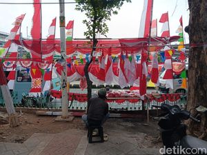 Musim Cuan 17 Agustus Dimulai, Pedagang Bendera Mulai Gelar Lapak