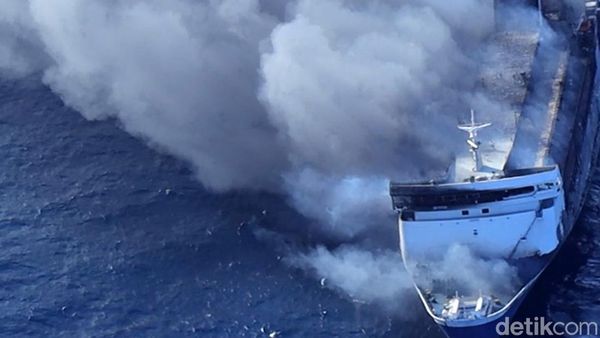Penampakan KMP Mutiara Sentosa 2 Saat Terbakar