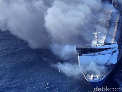 Penampakan KMP Mutiara Sentosa 2 Saat Terbakar