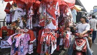 Pernak-pernik HUT Ke-81 RI Mulai Diburu di Pasar Asemka
