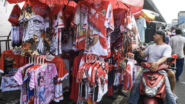 Pernak-pernik HUT Ke-81 RI Mulai Diburu di Pasar Asemka
