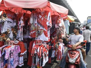 Pernak-pernik HUT Ke-81 RI Mulai Diburu di Pasar Asemka