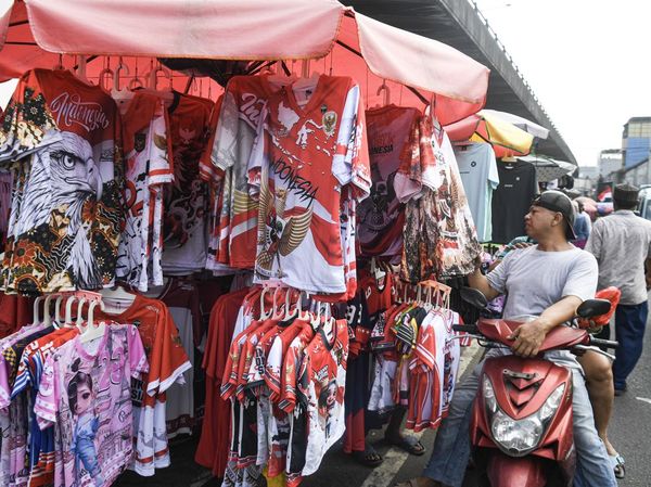 Pernak-pernik HUT Ke-81 RI Mulai Diburu di Pasar Asemka