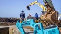 Pesisir Indramayu Dipagari Beton, Warga Harap Ancaman Rob Berkurang