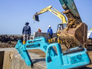 Pesisir Indramayu Dipagari Beton, Warga Harap Ancaman Rob Berkurang