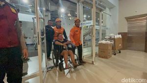 Potret Kedatangan Korban Kebakaran KMP Mutiara Sentosa