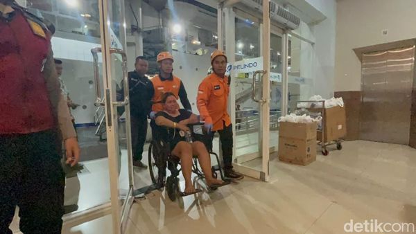 Potret Kedatangan Korban Kebakaran KMP Mutiara Sentosa