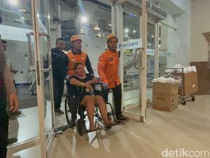 Potret Kedatangan Korban Kebakaran KMP Mutiara Sentosa