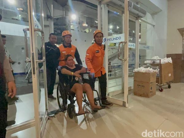 Potret Kedatangan Korban Kebakaran KMP Mutiara Sentosa