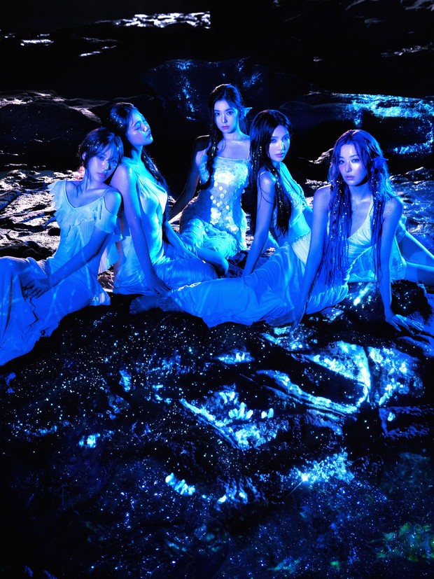 Red Velvet kembali membawakan tema Velvet dalam video klip lagu Surfin' Boy yang memiliki getaran Red.