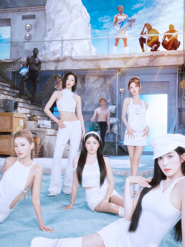 Potret Red Velvet dalam foto konsep album 'Velvet Summer'.
