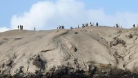 Nekat! Puluhan Wisatawan Sudah Berani Naik ke Atas Gunung Anak Krakatau