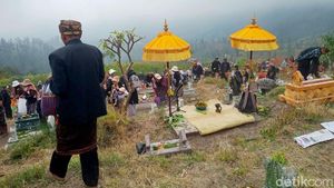 Ritual Nyadran Warnai Hari Raya Karo, Warga Tengger Ziarah ke Makam Leluhur