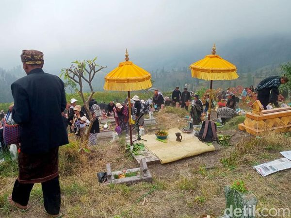 Ritual Nyadran Warnai Hari Raya Karo, Warga Tengger Ziarah ke Makam Leluhur
