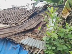 Keluarga di Pandeglang Tinggal di Rumah Rusak, Ngungsi Tiap Angin Kencang