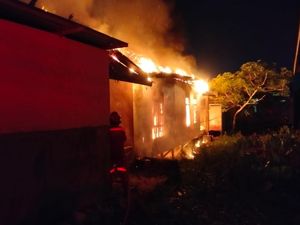 Rumah Warga Pangkalan Bun Ludes Terbakar Jelang Subuh