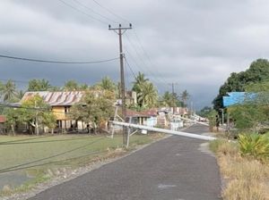 11 Tiang Listrik Roboh Akibat Luapan Air Irigasi di Parimo, Akses Jalan Lumpuh