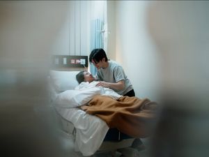 Intip 7 Momen Shenina Bersama Angga Yunanda Usai Melahirkan Tanpa Jahitan