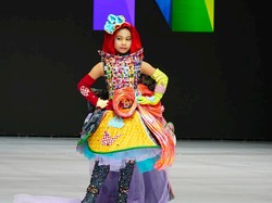 Model Cilik Sienna Simanjuntak Tampil Warna-warni di Indonesia Fashion Week 2026
