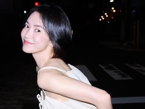 Potret Song Hye Kyo Liburan di Jepang, Tampil Chic Pakai Makeup Tipis