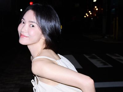 Potret Song Hye Kyo Liburan di Jepang, Tampil Chic Pakai Makeup Tipis
