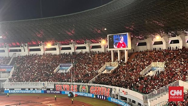 Suporter Timnas Indonesia memberi dukungan penuh di Stadion Pakansari, Cibinong, Bogor, Senin (3/7)