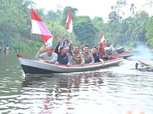 Susur Sungai, Tim Ekspedisi Polda Riau Sebar 180 Bendera ke Suku di Pedalaman Inhu