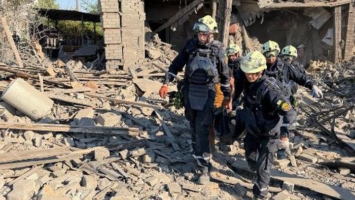 Rusia dan Ukraina Saling Balas Serangan, 14 Orang Tewas Ukrainian rescuers evacuate on a person on a stretcher at the site of a Russian airstrike in Zaporizhzhia on August 2, 2026, amid the Russian invasion of Ukraine. (Photo by Darya NAZAROVA / AFP)