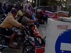 Lucu tapi Ngeselin! Video Viral Rebutan Masuk SPBU Ala MotoGP di Kobar