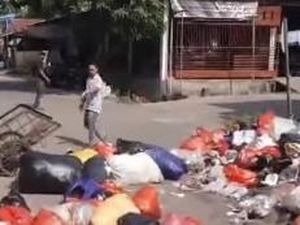 Kesal Warga Enrekang Tumpuk Sampah di Jalanan gegara Sepekan Belum Diangkut