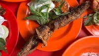 Warung Bu Vesti: Pecel Lele khas Lamongan Sedap dengan Sambal Legendaris