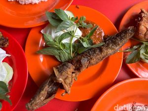 Warung Bu Vesti: Pecel Lele khas Lamongan Sedap dengan Sambal Legendaris