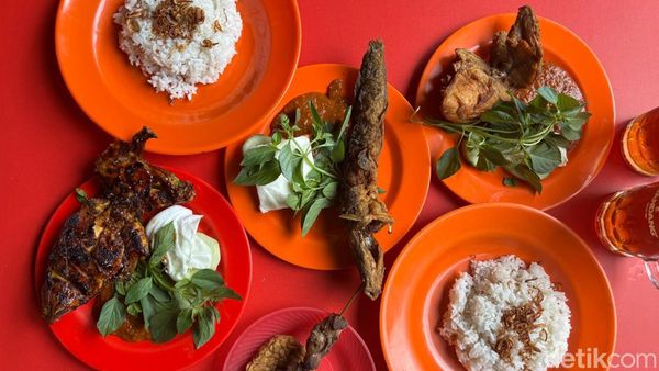 Makan di Warung Bu Vesti, Pecel Lele Lamongan Legendaris Sejak 1995