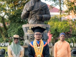 VIral Kisah Perjuangan Anak Tukang Taman Lulus S2 Cumlaude dari Undip