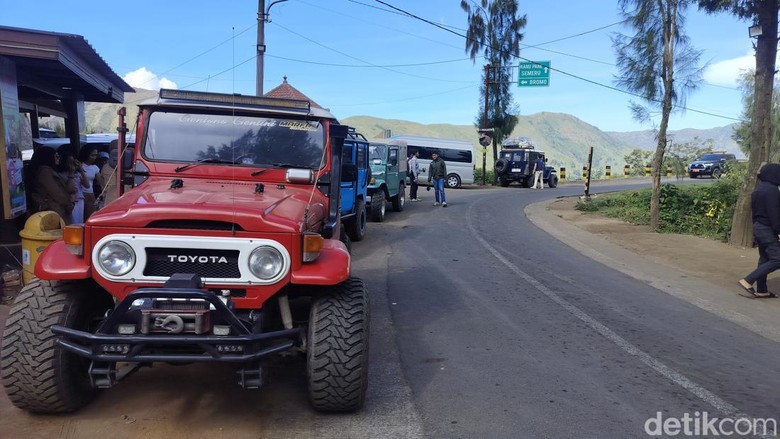 Imbas Kebakaran Kaldera Bromo, Paguyuban Jip Ubah Rute Perjalanan