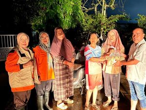 Banjir Padang, Andre Rosiade Gerak Cepat Salurkan Ribuan Nasi Bungkus untuk Warga