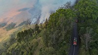 Bromo Terbakar, Jalur Wisata Jemplang hingga Senduro Ditutup
