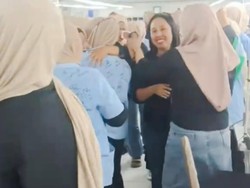 Tangis Ratusan Buruh Pabrik Tekstil Korban PHK Massal di Cimahi