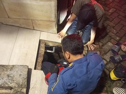 Damkar Evakuasi Pria Terjebak Saat Bersihkan Gorong-gorong Sempit di Bogor