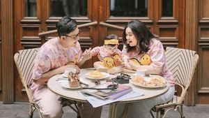 Intip Momen Hangat Denny Sumargo Kulineran Bareng Istri dan Anak Tercinta