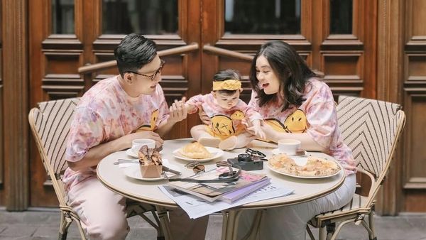 Intip Momen Hangat Denny Sumargo Kulineran Bareng Istri dan Anak Tercinta