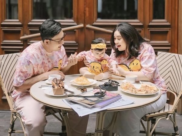 Intip Momen Hangat Denny Sumargo Kulineran Bareng Istri dan Anak Tercinta