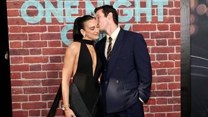 Mesra Bikin Baper, Dua Lipa dan Callum Turner Debut di Red Carpet Usai Menikah